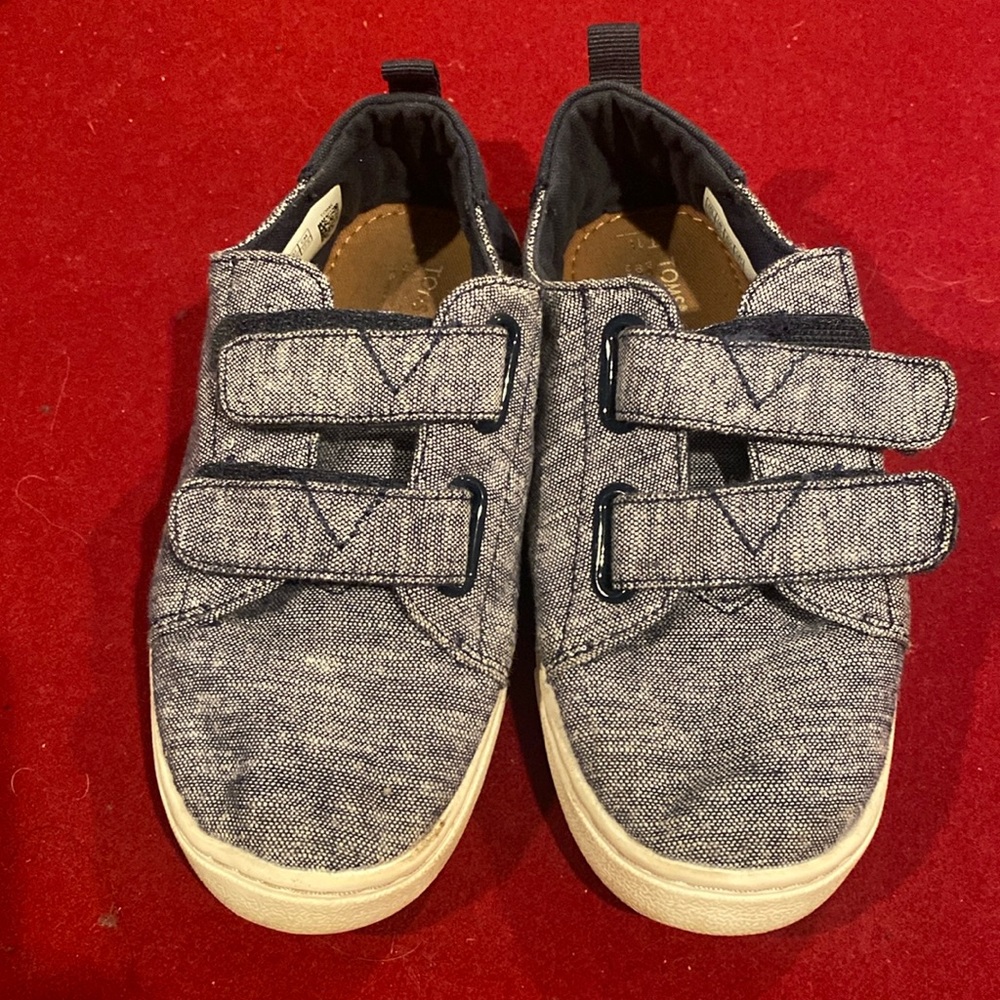 Tom’s 11 velcro canvas shoes